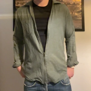 John Henric skjorta - 8/10 skick Inga större fel alls Passar storlek S men är 39