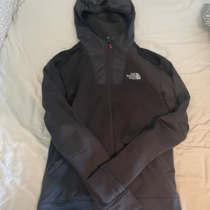 North face zip hoodie - North face zip hoodie i storlek M, luvan är i ”jack-material”. Inga skador, skicka meddelande om fler funderingar!