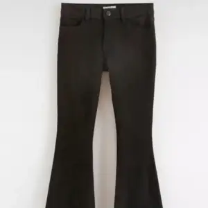 Svarta bootcut jeans från lindex