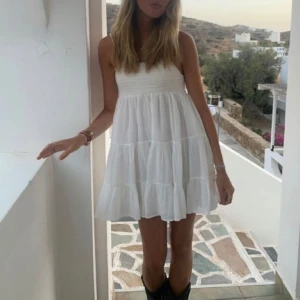 Zara klänning - Säljer denna fina klänningen från zara då den inte kommer till användning. Endast använd 1 gång i jätte fint skick❣️