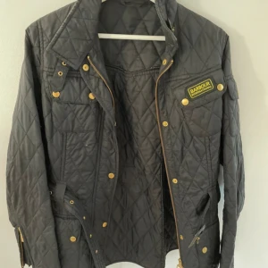 Barbour jacka - Säljer min barbor jacka då den inte kommer till användning 💗 storlek M  Köpt för ca 4000 Inga defekter 