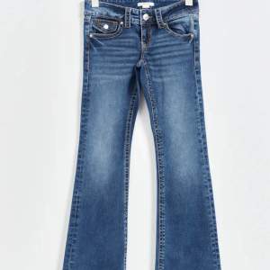 Jätte snygga lågmidjade jeans ifrån Gina Young i storlek 170. Kommer inte till användning ❤️kom privat för egna bilder 