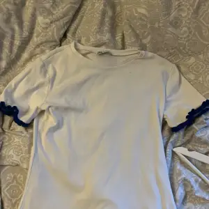 Vit ribbad Tshirt med blå virkade detaljer vid ärmarna från Zara. Den är i stl L men skulle säga den passar mer som en M