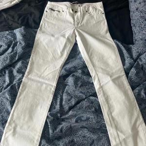 Vita jeans  - Säljer mina vita jeans eftersom de är för små💕