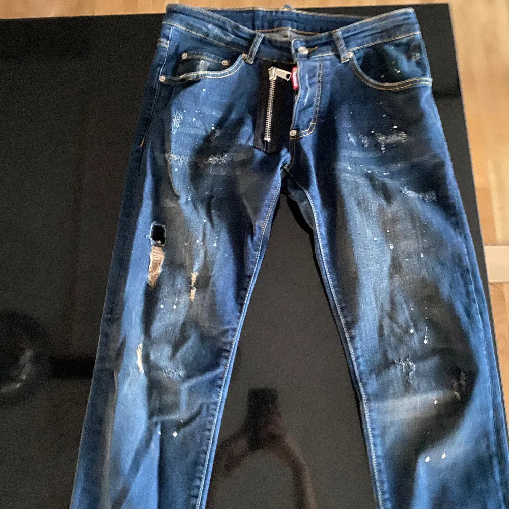 Säljer min dsquared2 jeans då dom inte kommer till användning osäker på äkthet därför så lågt pris kom dm om frågor . Jeans & Byxor.