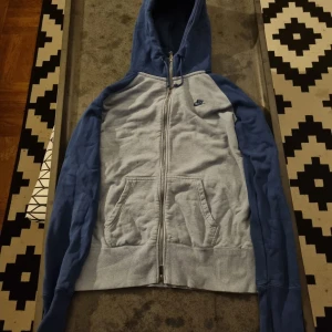 en blå nike hoodie - en blå nike hoodie med bra skick