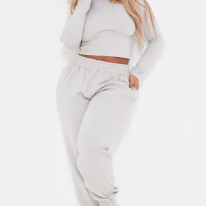 Mjukisset - Mjukisset från Pretty Little Thing. Stl 8 på både byxorna och tröjan. Helt oanvända