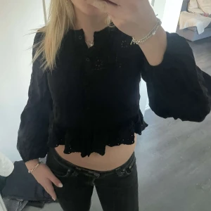 Zara blus  - Jättefin blus från zara med knappar💗bolaget nedtill och ”broderi” aktigt upptil