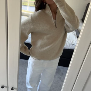 UNIQLO Stickad Half Zip-Up Tröja - Säljer denna jättefina stickade tröjan som passar perfekt nu till sommar kvällarna!☀️