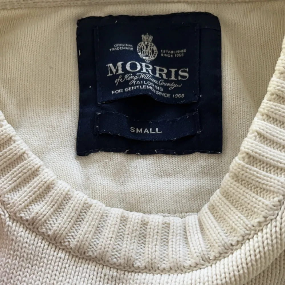 Säljer nu denna as feta Morris sweatshirten i bra skick! Storlek S men passar runt s/m och färgen är en blandning mellan vit och beige typ. Skriv om ni har några minsta funderingar!. Hoodies.
