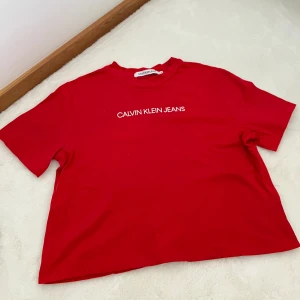 T-shirt - Snygg cropped t-shirt från Calvin Klein, sparsamt använd🤍✨