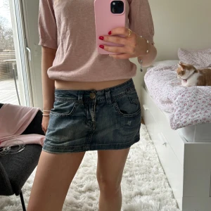 Lågmidjad kjol - Sååå fin lågmidjad kjol utan defekter, köpt på secondhand💙💙 