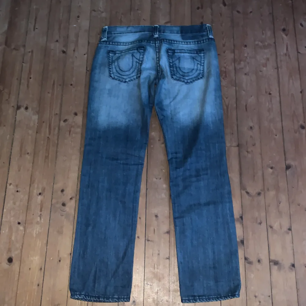 Asfeta true religion jeans i storlek 33/32, passar dig som är 175/180. Använda 2 gånger, inga defekter. Cond - 10/10.. Jeans & Byxor.
