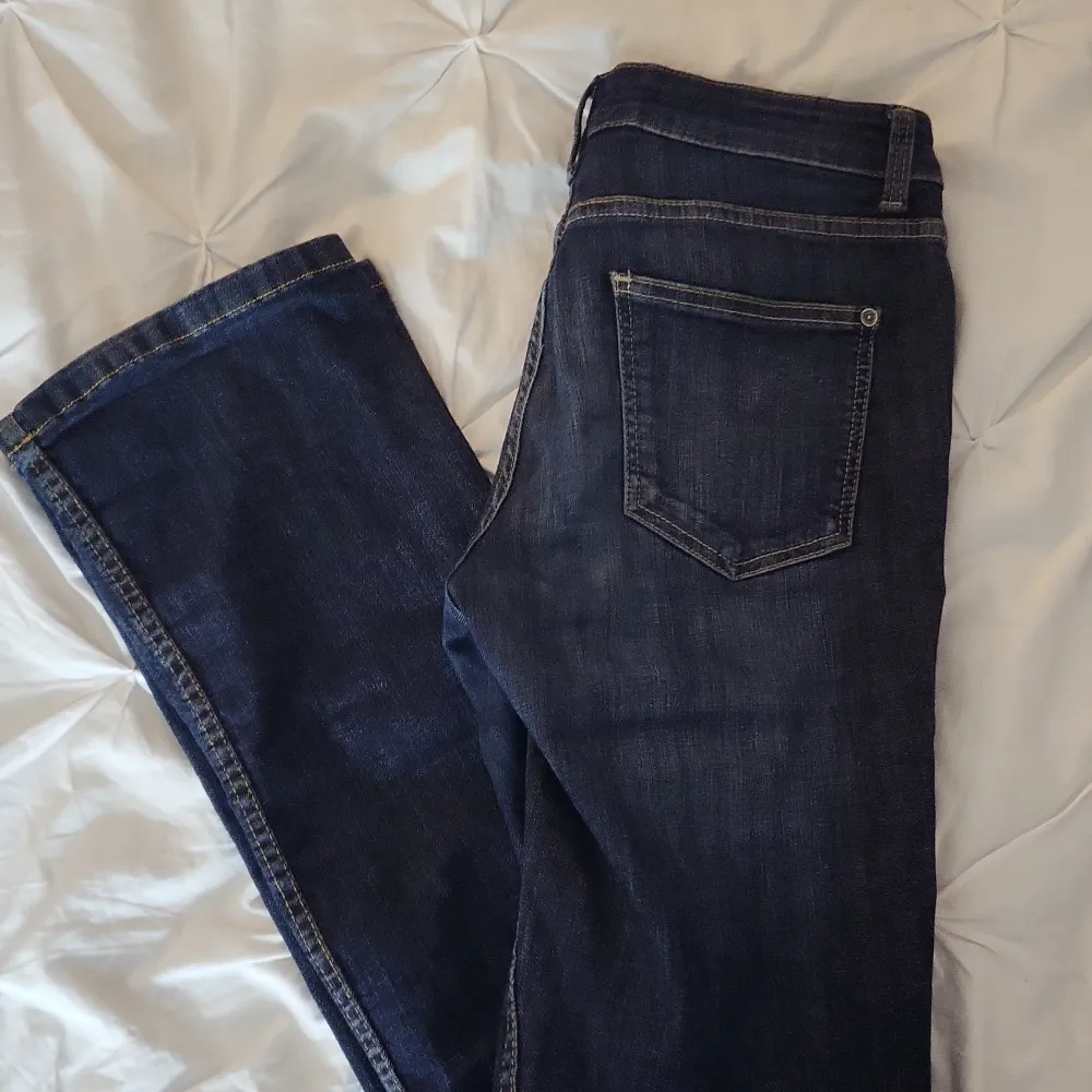 Superfina mörkblåa lågmidjade jeans som är köpa secondhand men jag har aldrig använt dom och dom har inga tecken på användning. Priset kan diskuteras vid snabb affär!🤍🤍. Jeans & Byxor.