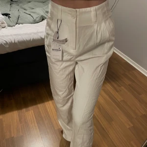 Linnebyxor - Vita högmidjade byxor i linneblandning från Stradivarius köpta på Asos, storlek 32 (petite). Aldrig använda, prislapp är kvar!✨