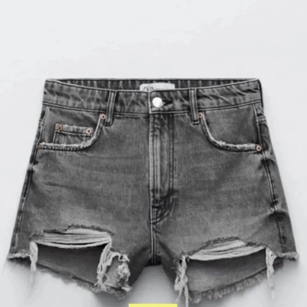 Säljer dessa gråa zara shorts i storlek 34, använda 4 ggr!. Shorts.