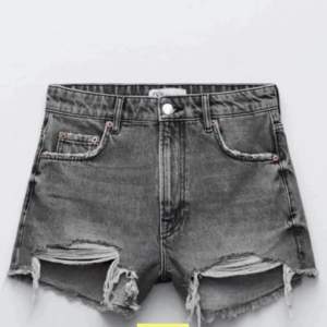 Säljer dessa gråa zara shorts i storlek 34, använda 4 ggr!