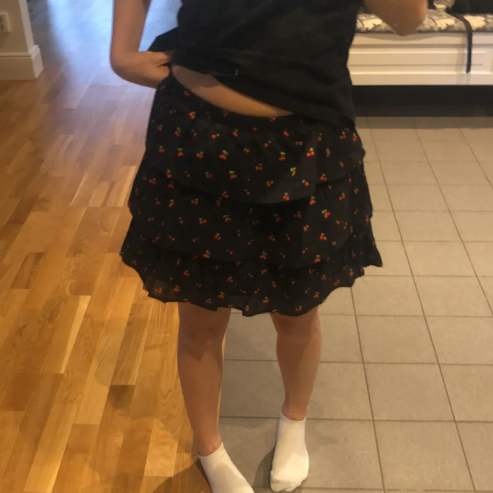 Säljer denna jätte söta kjol med små körsbär på ifrån h&m. Den är i storlek Xs, men skulle nog passa nån som har S också.💗köpte den för ett tag sen men har bara legat i garderoben.. Kjolar.