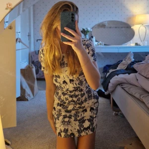 Sommar klänning  - En riktigt somrig klänning i xs som har öppen rygg , använt fåtal gånger 