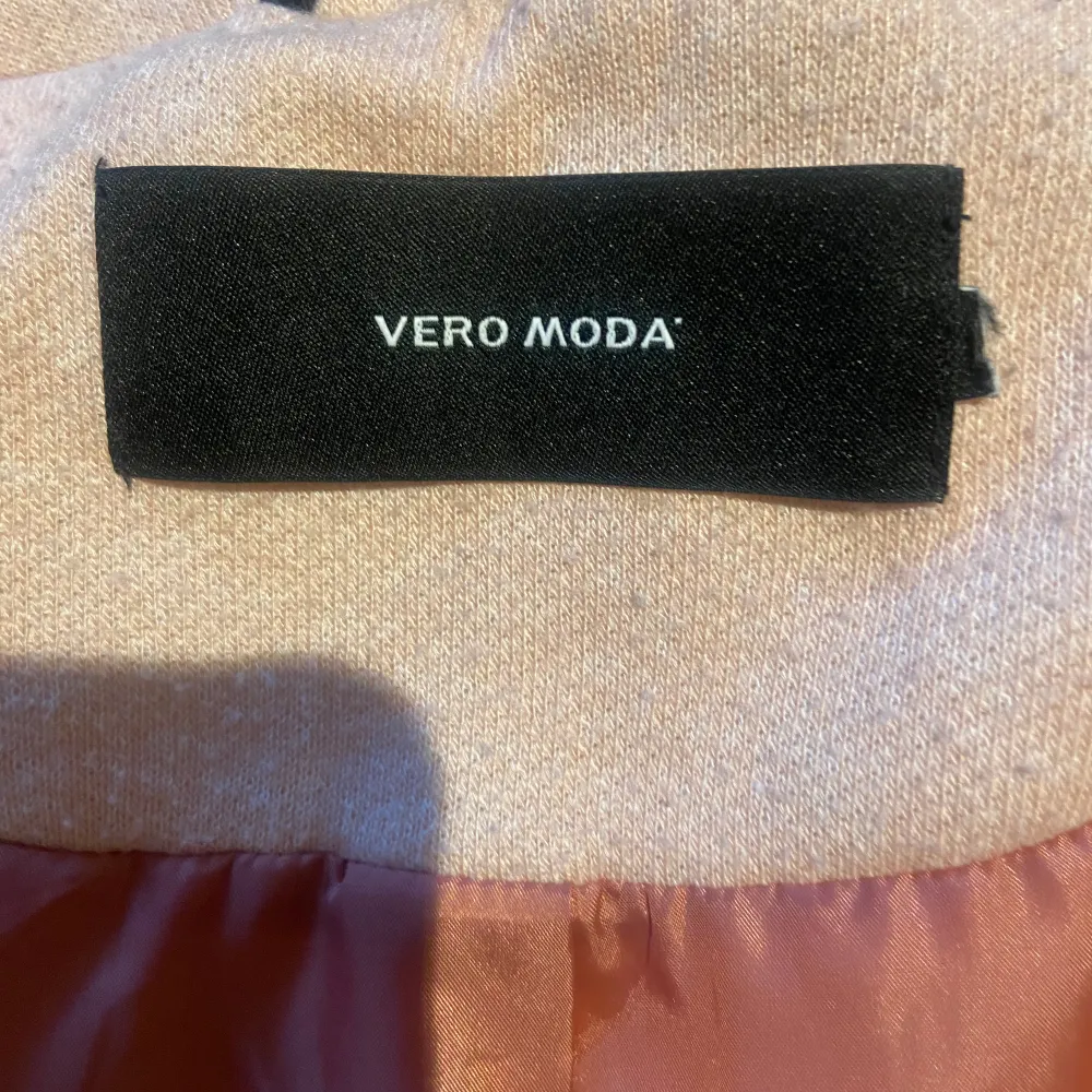 Så fin rosa kappa från vero Moda i st XL men sitter som M/L💞 Priset är diskuterbart . Jackor.