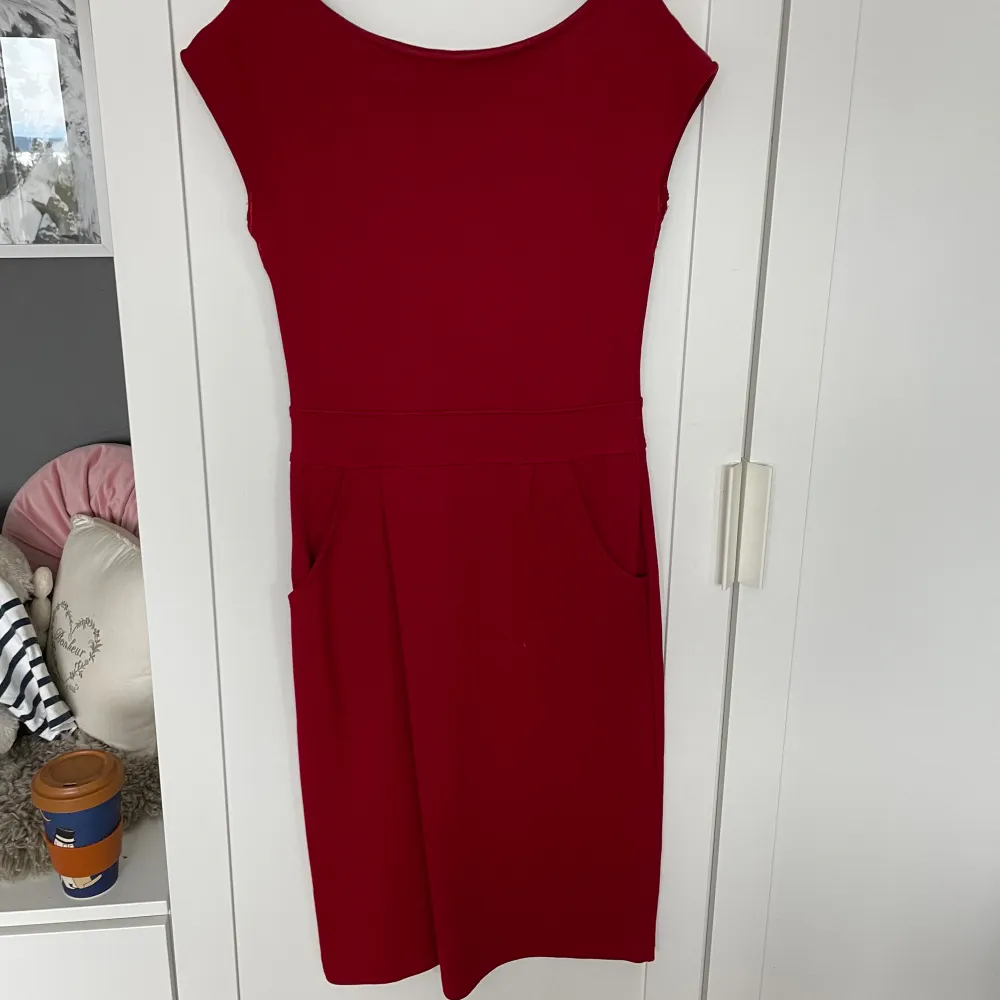 Röd snygg enkelt klänning i tjock kvalitetstyg som är enkel att styla. Klänningar.