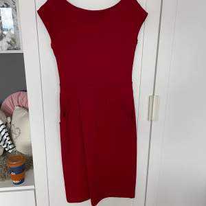 Röd snygg enkelt klänning i tjock kvalitetstyg som är enkel att styla
