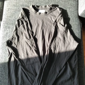 Sweatshirt - Svart sweatshirt/långärmad t-shirt från Carlings🙌 Nyskick. Endast använd en gång.