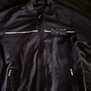 Hugo boss zip tröja - Änvänder inte längre. Vanlig hugo boss zip tröja väldigt mörkblå i frägen