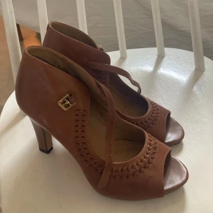 Klackskor  - Brun klackskor från Clarks som inte sälja i butik längre. Oanvänt skick och väldigt snygga! Märkesskor som var dyra när de var nya
