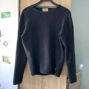 Sweatshirt  - Sweatshirt från Jack And Jones i perfekt skick och snyggt knitwear sömm! Används inte av mig utan tar bara plats så bättre att låta gå vidare.