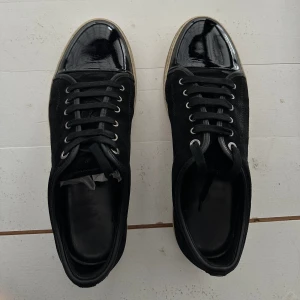 Lanvin skor - Säljer dessa pga att de inte kommer till användning längre. Box, snören, dustbag medföljer. Skick 7/10. Lite gula sulor men det går att fixa. Pris går att diskutera.