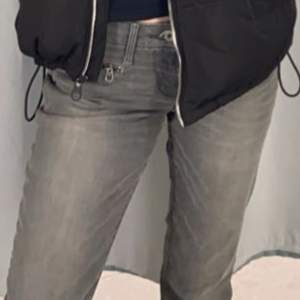 Ett par skitsnygga lågmidjade jeans från Levi’s som är vintage o går inte att få tag på🤩💕 Kommer ej till användning o är i nyskick😍Storlek w27 men passar även mindre storlekar! Passar nån som är runt 163🌷✨ Skriv om du undrar nåt🤗🩷