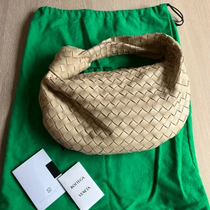Bottega Veneta väska - Jag säljer min fina Bottega teen jodie väska. Den är inköpt på NK i Göteborg. Väskan har varit sparsamt använd. Jag vill gärna ha seriösa bud, så inga skambud. Om det finns övriga frågor är det bara att kontakta mig!