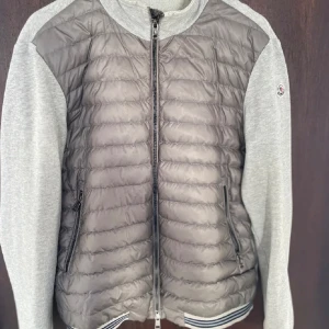 Moncler Cardigan Strl L - En Moncler cardigan i väldigt fint skick, 8/10 sällsynt färg som är svår att få tag på. Dm vid frågor/intresse!