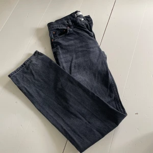 Straight leg jeans från Gina Tricot - Säljer dessa jeans från Gina tricot. Använda fåtal gånger pågrund av att de är försmå, de är i ett bra skick💕Det är inte min bild men det är exakt den modellen på jeans som på bilden fast i svart.👌💞 Ordinarie pris:500