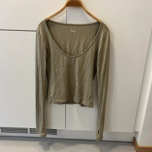 A-dsgn soft top långärmad tröja - A-dsgn soft top i storlek M, beige färg. Använd 1 gång.