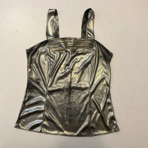 Festtopp metallic y2k - Supersnygg festtopp i skiftande silverfärg. Passar storlek S-M.