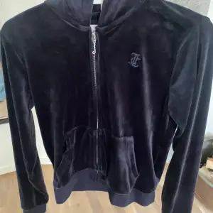 Midnattsblå zip-hoodie i klassiskt material. Äkta Juicy Couture. Använd fåtal gånger. Nypris 695 kr