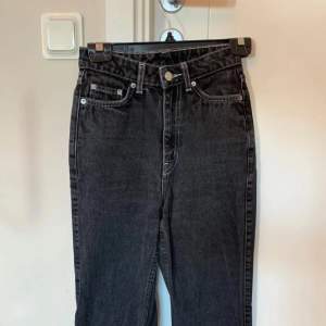 Så snygga raka svarta jeans från Weekday med vita sömmar! Storlek 24/32 men passar W24-26! I mycket bra skick. Priset är exklusive frakt 🩷