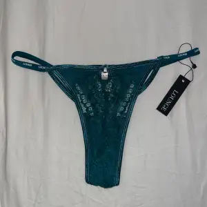 Helt nya Charmed stringtrosor i strl S från Lounge Underwear. Mörk turkos färg 