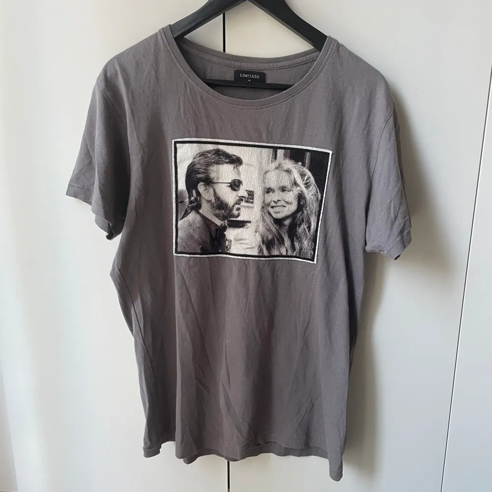 Säljer nu denna riktigt snygga Limitato t-shirt, skick 7/10. Storlek M. Ingen box, köpt för 1699 kr.. T-shirts.