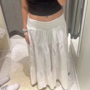 Långkjol - Vit populär långkjol från Bikbok, säljer då den inte kommit till användning och är i bra skick. Storlek M och passar mig som är 173cm lång, ganska liten i storleken. Köpt här på Plick för 450 kr💗