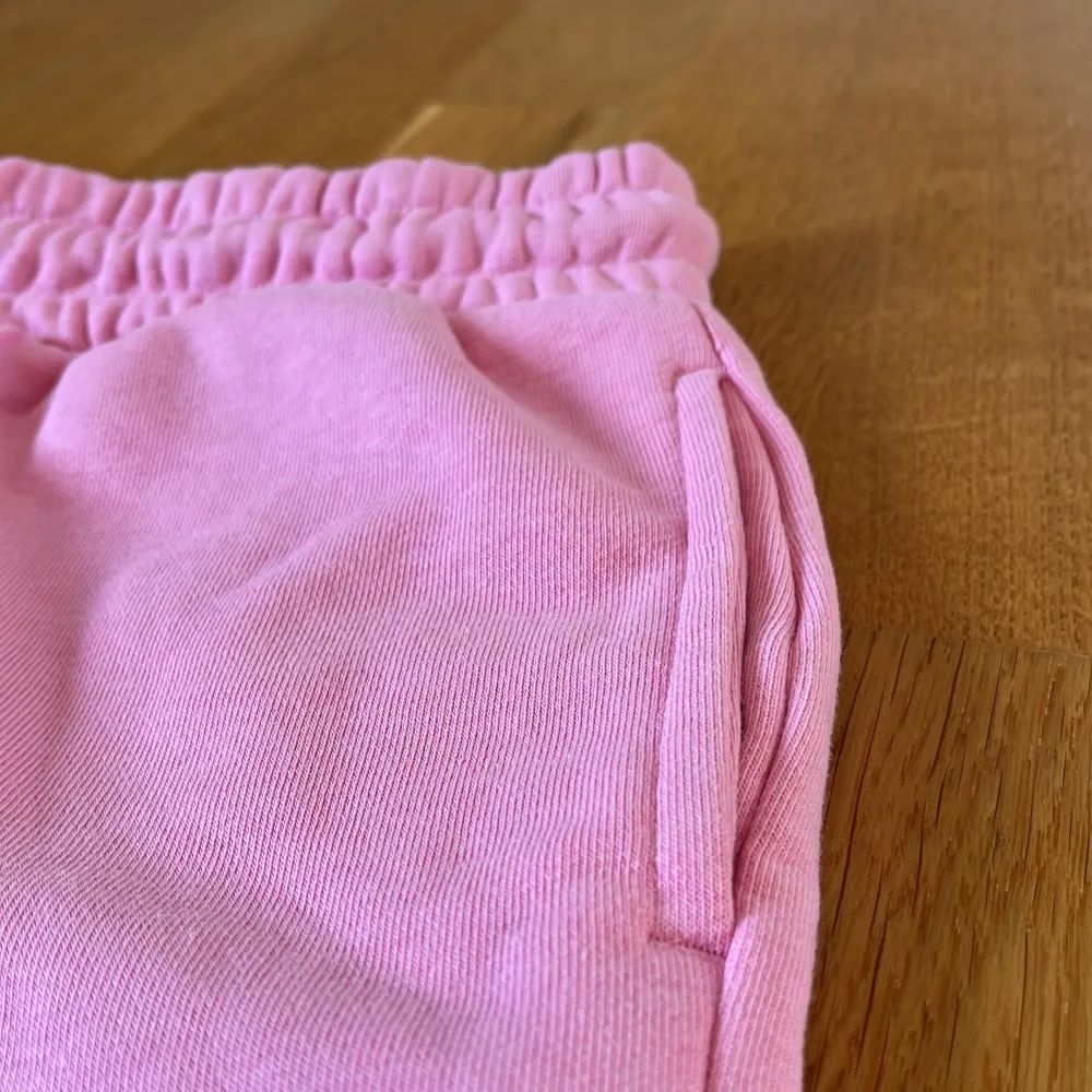 Ett par mjukis shorts i rosa i stolek 146/152. De är använda 1 gång så i nyskick! Nypris: ca 150kr. Kontakta mig för fler bilder!👍🏻. Shorts.