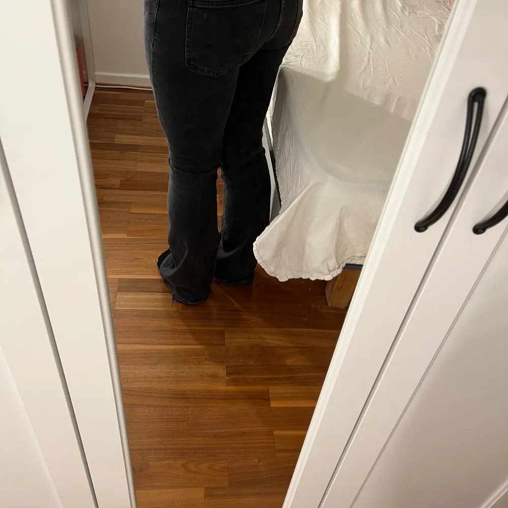 Svarta jeans från Lager 157, storlek S. Lite slitna vid fötterna. Lite långa för mig som är 162 men funkar ändå! . Jeans & Byxor.
