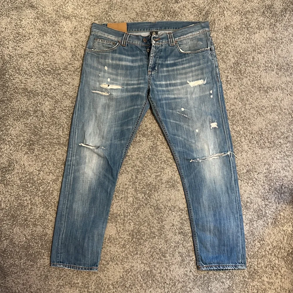 Tjena, säljer nu dessa as feta jeans från Dondup | Storleken är 35 (passar 32/33) | Färgen är ljusblå och skicket är 8/10 | Hör gärna av dig vid minsta lilla fundering 😊. Jeans & Byxor.