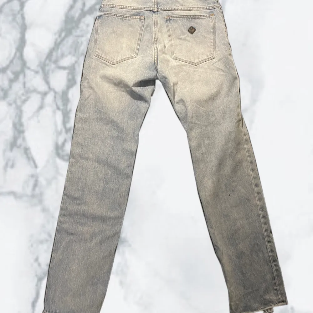 A brand jeans i storlek W28 L32 🎉🤗 Ny skick 10/10 använda ett år gånger bara✅ . Jeans & Byxor.