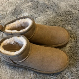 Ugg dupes - Säljer dessa dupes på uggs. Hög sula, storlek 38. Aldrig använda. Impregnerade så de tål regn och vatten