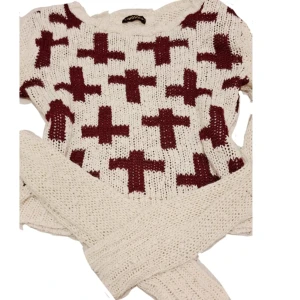 Goth - En stickad kofta med röda kors på 💓 det står ingen storlek men den passar mig bra som brukar ha XS/S. Aldrig använd.