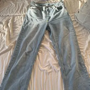 Jättesnygga mellanblå midwaist jeans från bikbok, storlek W27 & längd 34. Använda ett par gånger, annars som nya🩷Jag är ungefär 178 cm lång och dem är perfeka i längden på  mig. Skriv om ni vill ha fler bilder på dem🥰