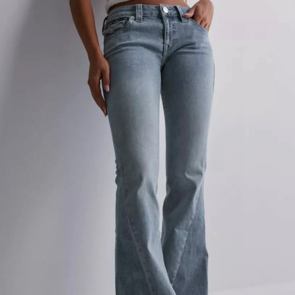 Jag gör en intressekoll på mina helt nya true religion jeans som tyvärr va lite stora på mig. Nyskick och supersnygga. Modellen joey. Bootcut. Fråga om ni undrar något mer. . Jeans & Byxor.